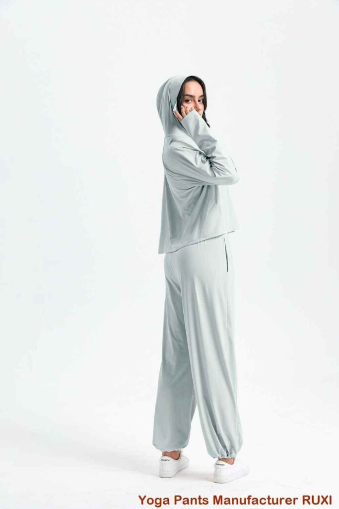 чөнтөктөрү менен тар шорты чуркап