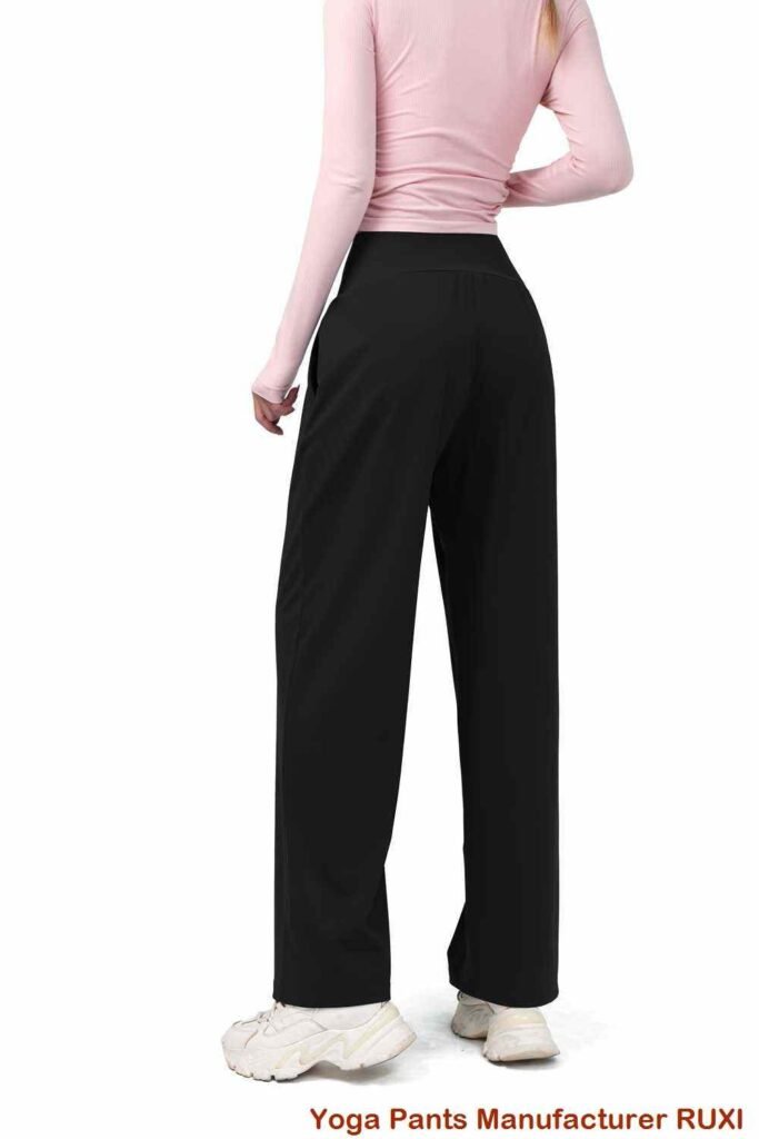 чөнтөктөрү менен кара йога шорты