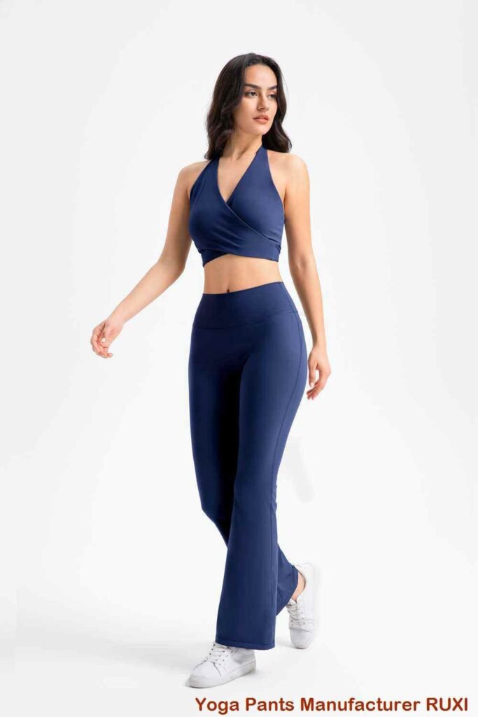 чөнтөгү бар кара спорттук шорты